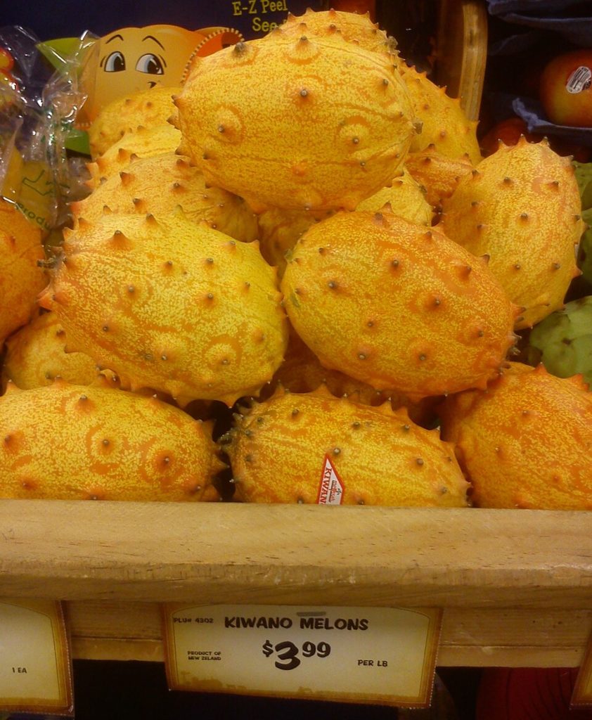 kiwanos en un puesto de venta