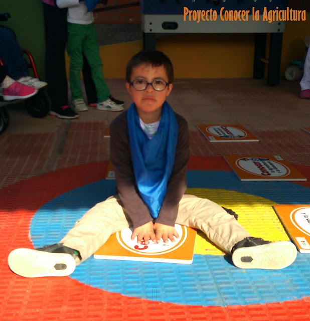 niño sentado sobre tarjetones del memory