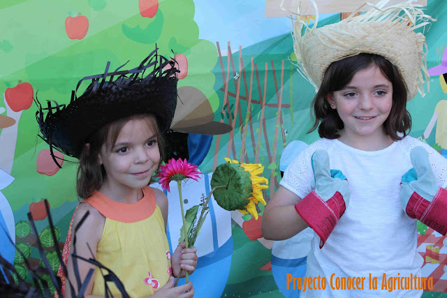 Niñas disfrazadas en photocall agrario