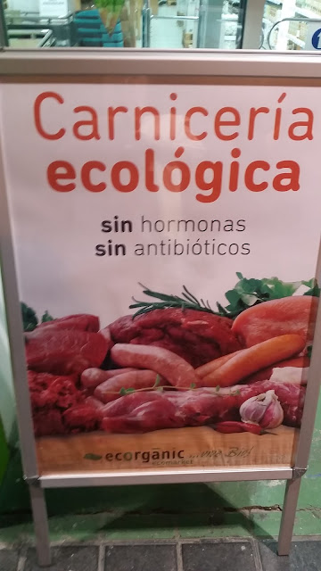 cartel que publicita una carnicería ecológica. sin hormonas ni antibioticos