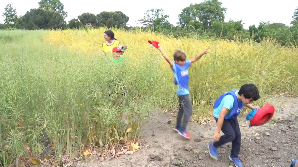 niños contentos saliendo de un cultivo