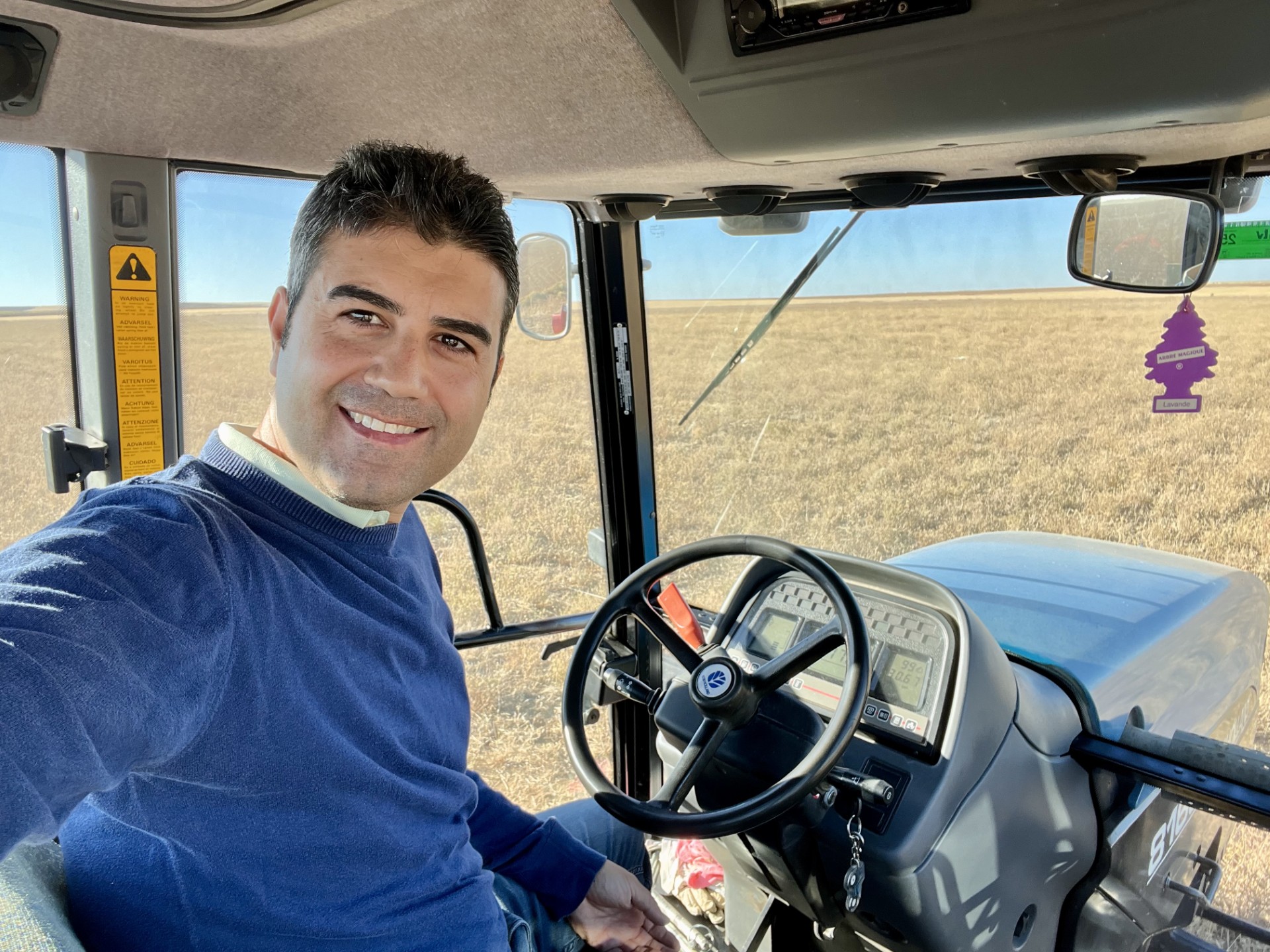 agricultor en la cabina de su tractor