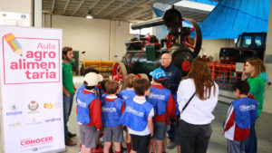 niños aprendiendo sobre tractores