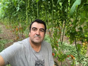 Andrés Góngora en su invernadero