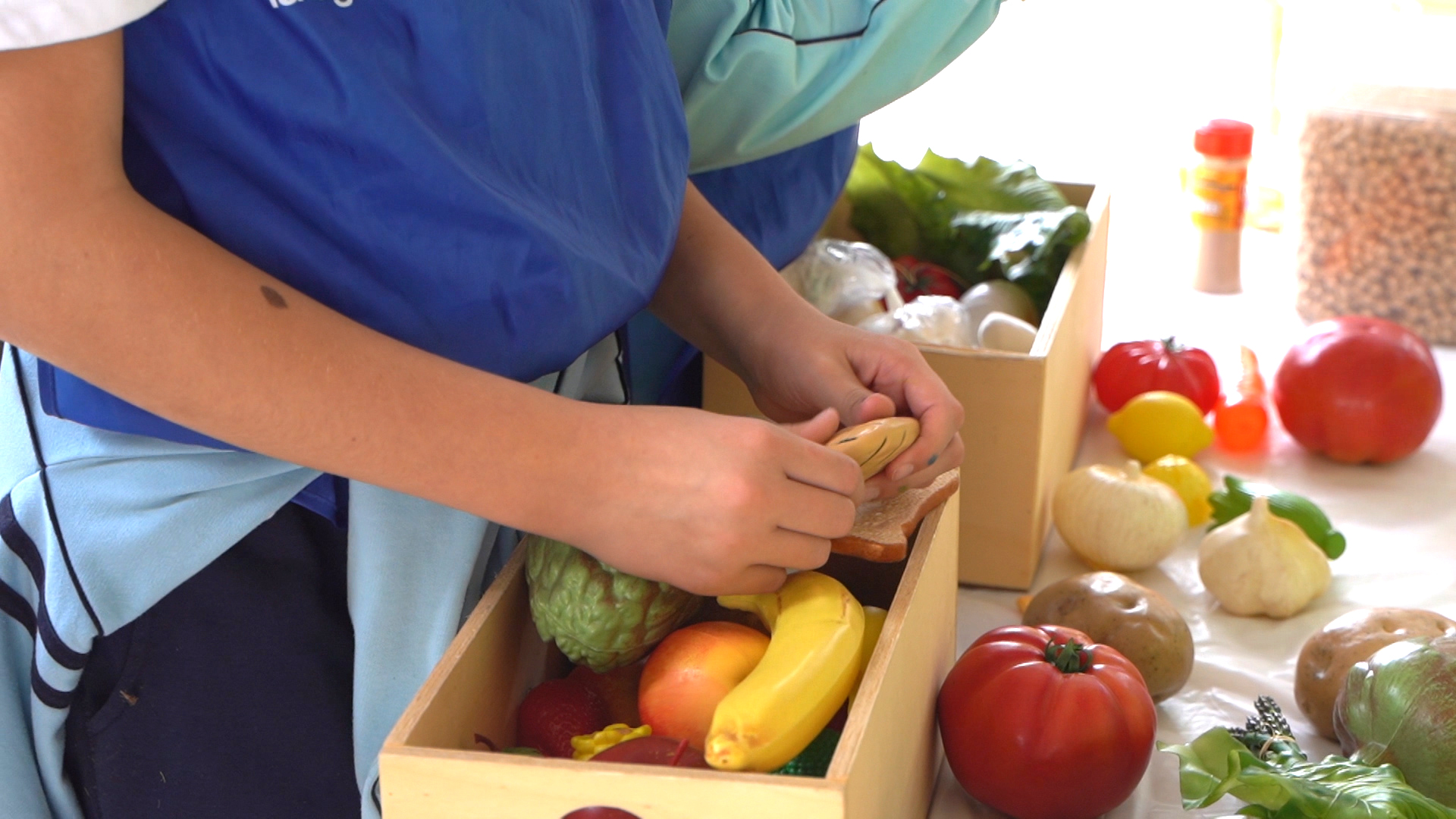 Niño en actividad divulgativa sobre alimentos