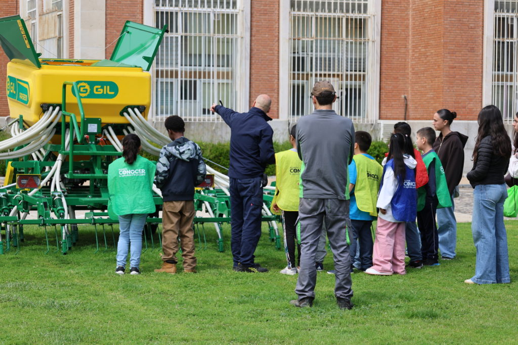 niños aprendiendo sobre maquinas agrícolas en actividad Conocer la Agricultura