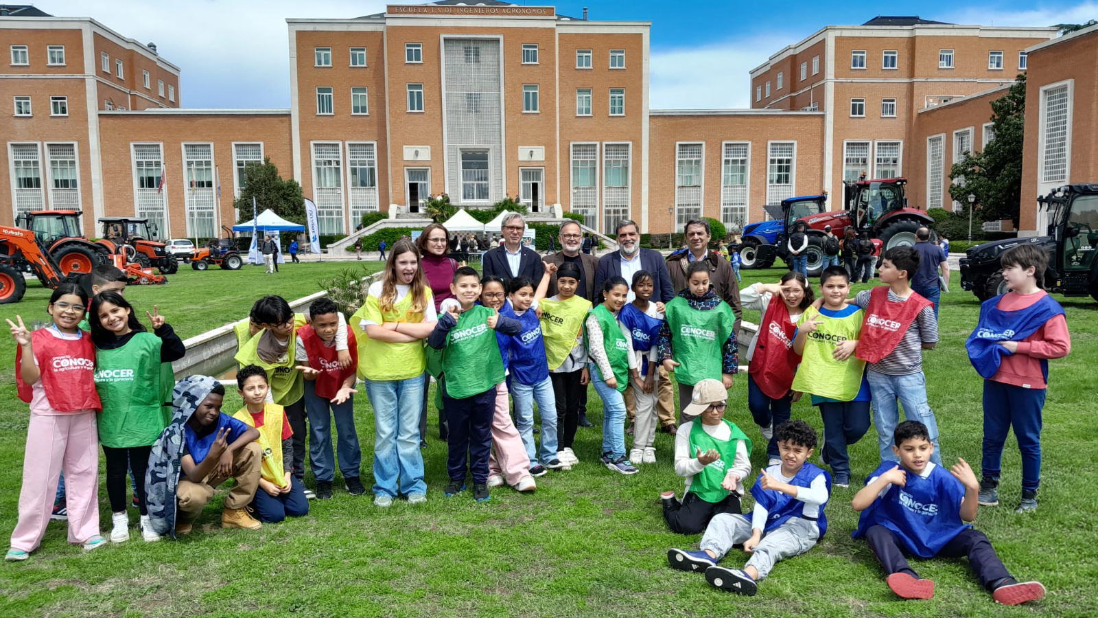 foto de familia escolares y patrocinadores proyecto Conocer la Agricultura y la Ganadería