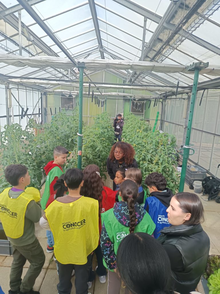 niños en un invernadero actividad Conocer la Agricultura