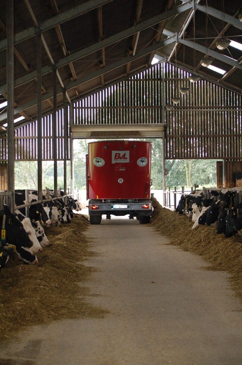 carro unifeed trabajando en una granja de vacas