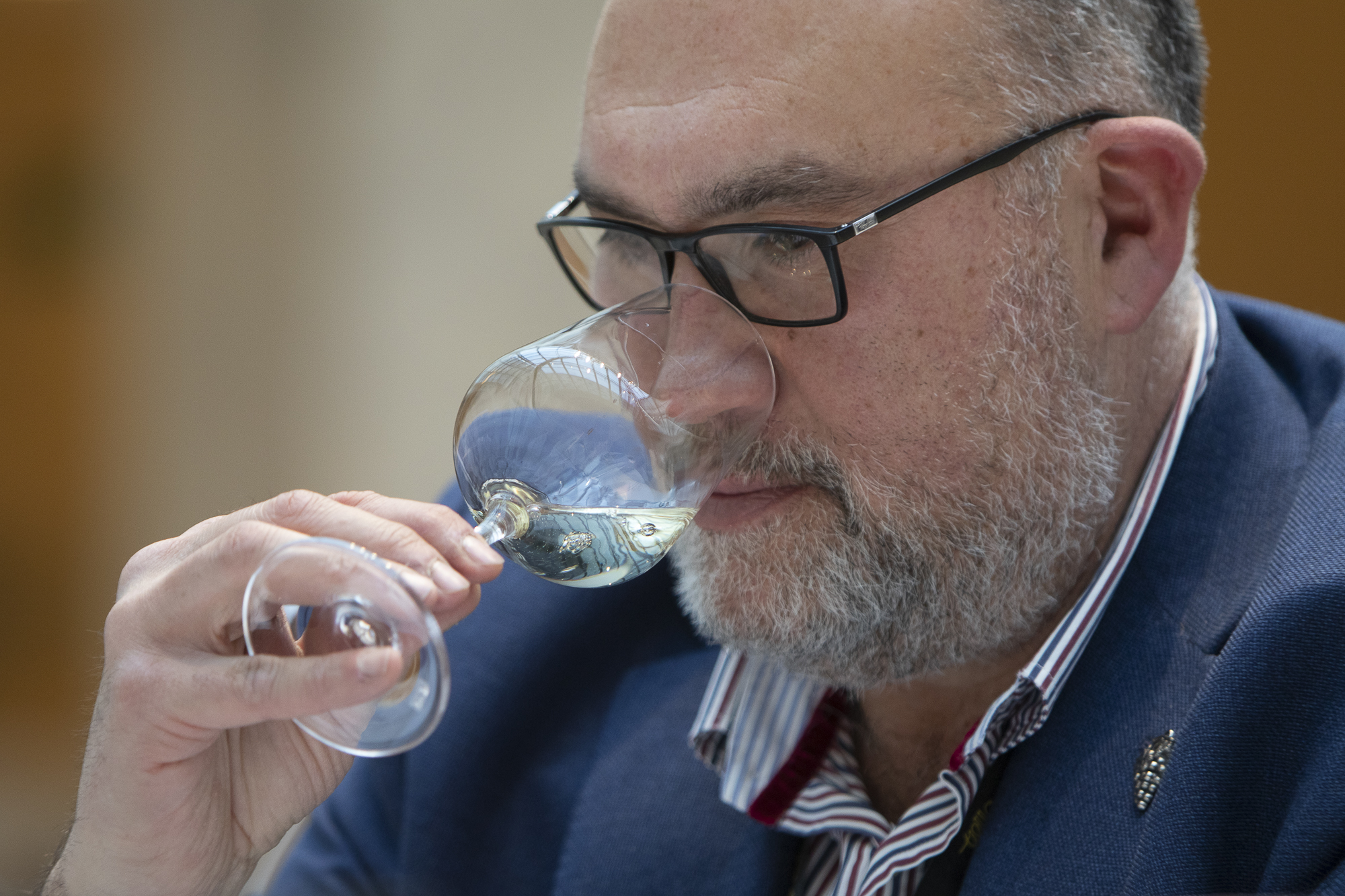 Luis Buitrón catando