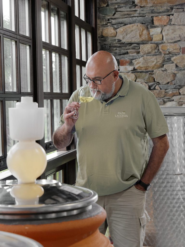 Luis Buitrón probando vino